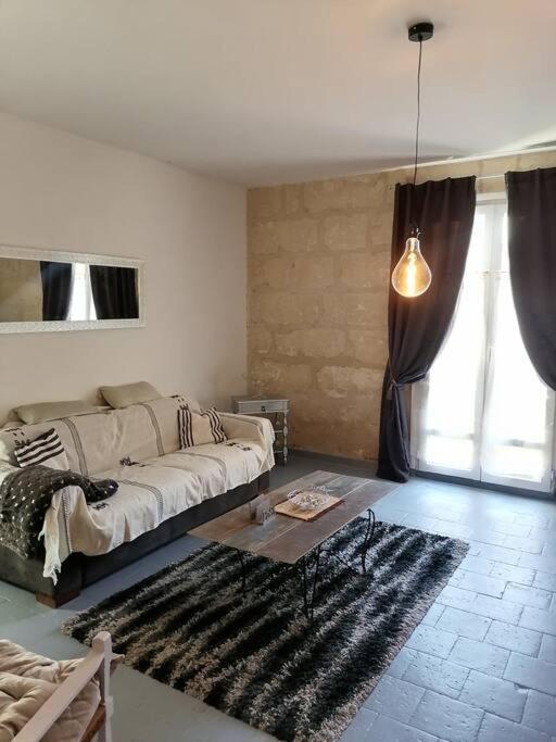 Appartement Rez De Jardin La Chartre-sur-le-Loir المظهر الخارجي الصورة