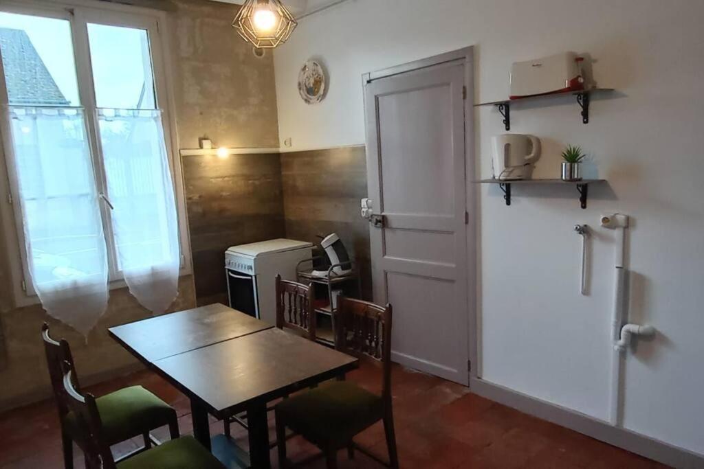 Appartement Rez De Jardin La Chartre-sur-le-Loir المظهر الخارجي الصورة